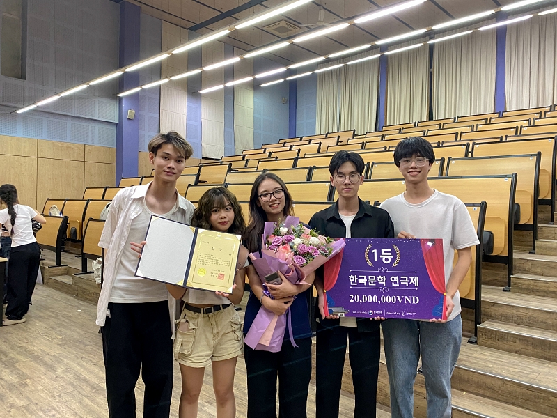 Trước đó chưa đầy 1 tháng, bạn Hoàng cùng đồng đội cũng đã giành giải Nhất tại cuộc thi Sân khấu hóa Văn học Hàn Quốc do Trung tâm Văn hóa Hàn Quốc (KCC) tại Việt Nam tổ chức. (Ảnh: Lương Hùng)