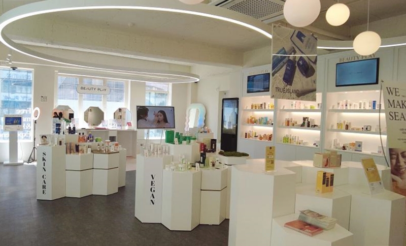 Ｋ－ビューティー体験スペース「ＢＥＡＵＴＹ　ＰＬＡＹ」弘大店の様子＝９日、ソウル、コ・ウンハ撮影