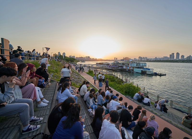 在汉江边等待无人机灯光秀开场的市民。 韩宣网名誉记者徐傲 摄