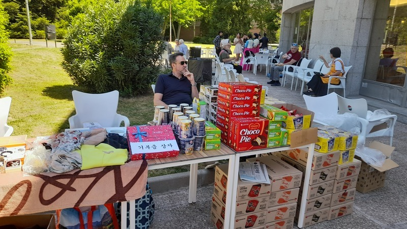 La foto muestra uno de los puestos de venta, donde se ofrecieron dulces coreanos, ramyeon (fideos instantáneos coreanos), pañuelos y diferentes piezas de bisutería. 