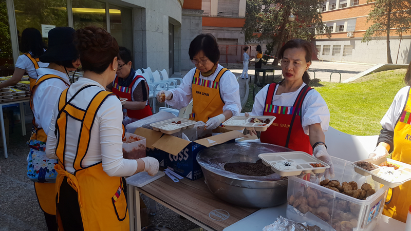 Las voluntarias de la Red Internacional de Mujeres Coreanas en España (KOWIN, por sus siglas en inglés) preparan los dosirak (tartera de comida coreana) antes de ser distribuidos.