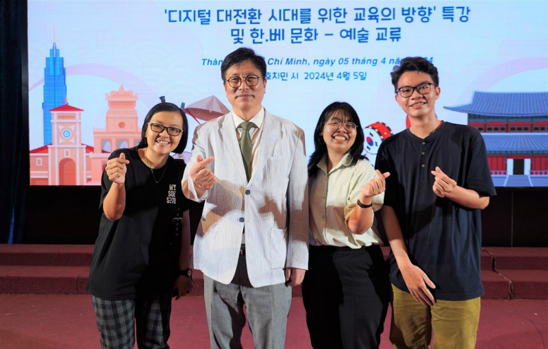 Phóng viên danh dự Vũ Đỗ Hải Hà và Vũ Lê Kim Oanh cùng bạn Minh Triết – sinh viên khoa Ngữ Văn, Trường Đại học Sư phạm TP.HCM chụp ảnh kỉ niệm cùng diễn giả Do Seong Hoon sau buổi chia sẻ về giáo dục trong thời đại chuyển đổi số. (Ảnh: Trung tâm Ngôn ngữ tiếng Hàn tại TP.HCM)