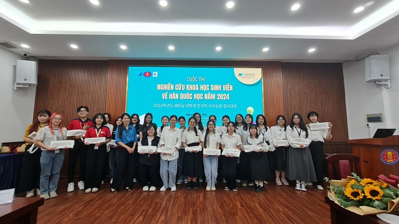 Ở vòng chung kết, 10 đề tài xuất sắc nhất được chọn trình bày trước Hội đồng giám khảo. (Ảnh: Trang Facebook chính thức của Khoa Hàn Quốc học - Trường Đại học Khoa học Xã hội và Nhân văn, Đại học Quốc gia TP.HCM)