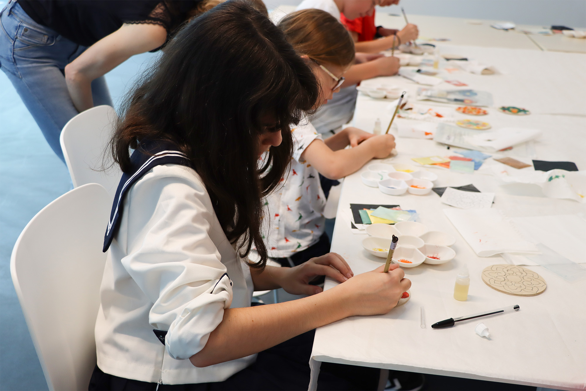 Ateliers sous-verres Dancheong pour les enfants durant la Semaine de la Corée de Dijon. © Cité internationale de la gastronomie et du vin