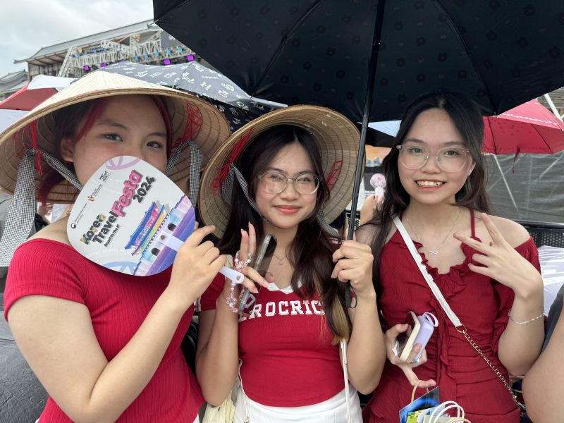 Bạn Đào Thị Ngọc Nhi (giữa) cùng với nhóm bạn của cô ấy đã bày tỏ sự hài lòng, mãn nguyện khi được gặp các tuyển thủ LCK tại lễ hội “Korea Travel Festa 2024”. (Ảnh: Hoàng Xuân Tùng)