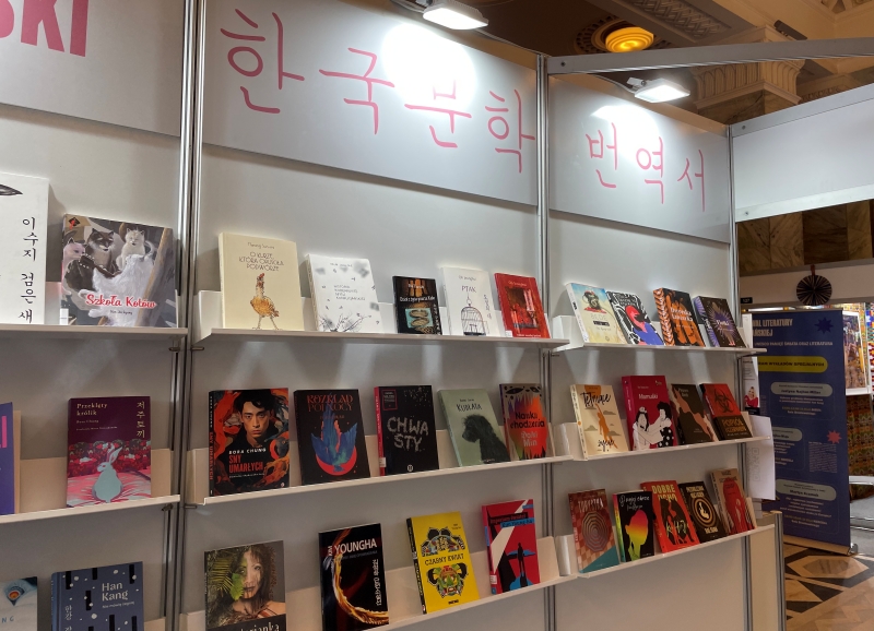 Часть корейской литературы, опубликованной в Польше. / Фото: Анжелика Датунашвили