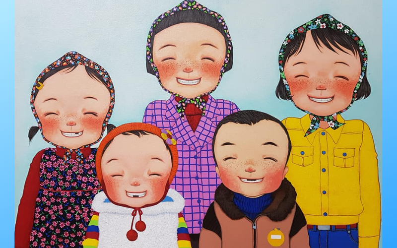 La foto muestra la representación de una familia.