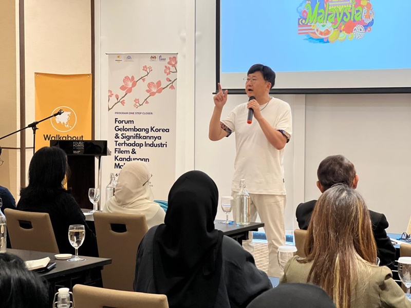 图为在本次研讨会上，正在发表演讲的KBS电视台资深制作人裴基亨。韩宣网名誉记者张欣蕾 摄