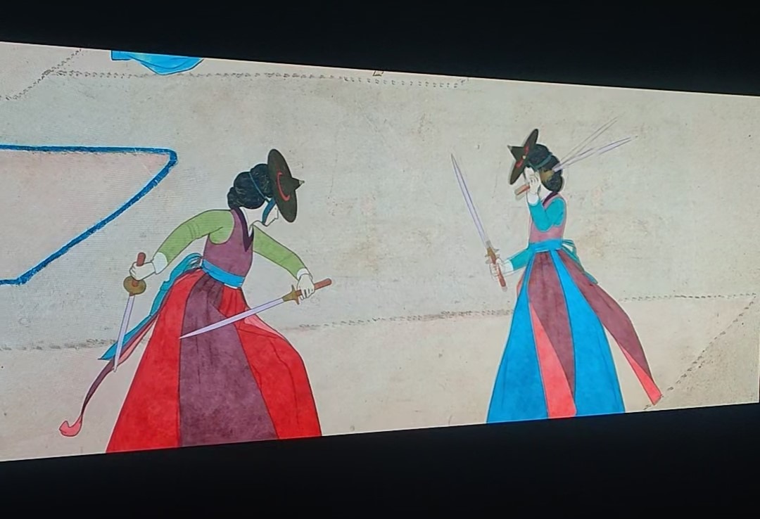 Reproduction vidéo du tableau « La danse des épées » de Sin Yunbok, au centre culturel coréen. © Claire Chave