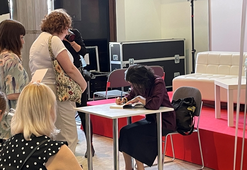 Писательница Чон Бо Ра 25 мая подписывает книги после встречи с читателями в Варшаве. / Фото: Анжелика Датунашвили