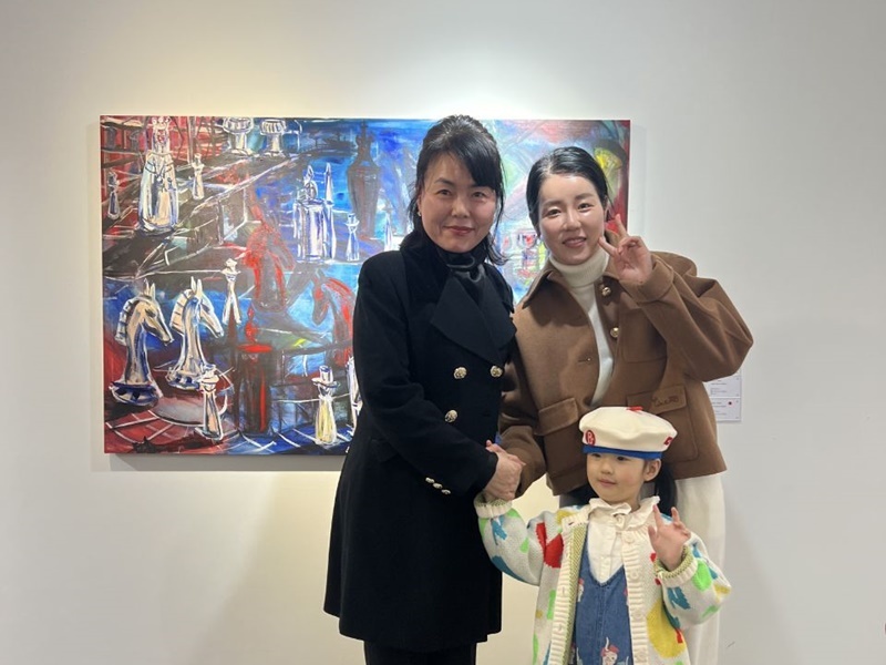 Sung SooKyung (izda.) directora de la galería W.ART posa junto a visitantes de la exposición.