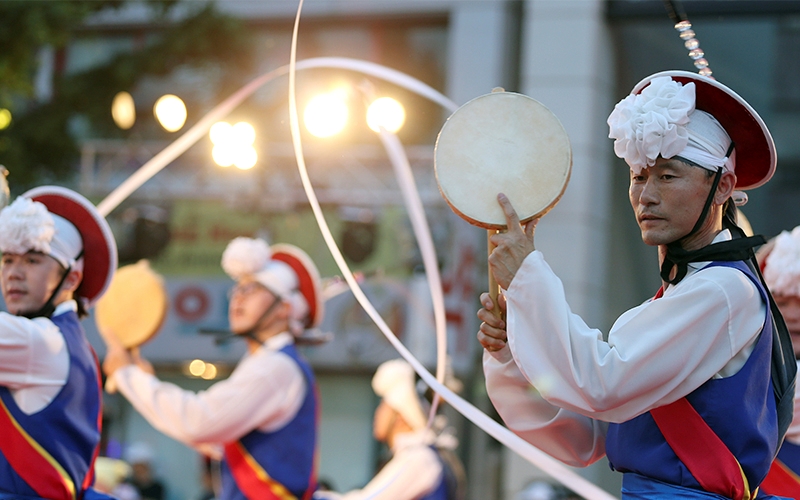 Во время праздника Тано принято развлекать себя традиционными играми под музыку. / Фото: Korea.net