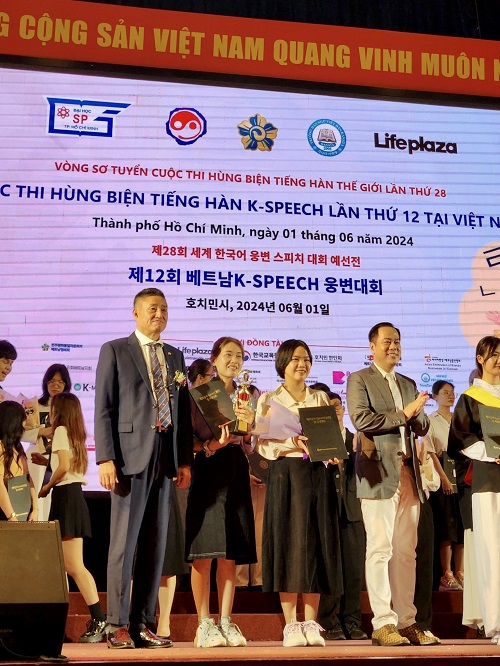 Nhóm sinh viên Trường Đại học Đông Á trở thành đại diện Việt Nam tham gia vòng chung kết thế giới cuộc thi Hùng biện tiếng Hàn. (Ảnh: Trần Thị Ánh Nguyệt)