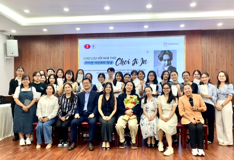 Ảnh chụp tập thể nhà thơ Choi Ji In cùng giáo viên và học viên của khóa học “Biên dịch Văn học Hàn Quốc 2024” trong buổi giao lưu gặp gỡ diễn ra ở Trường Đại học Khoa học xã hội và Nhân văn, ĐHQG-HCM. (Ảnh: Phan Thị Thu Đào)