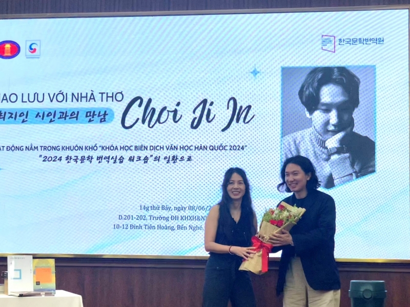 Cô Nguyễn Thị Phương Mai, Trưởng khoa Hàn Quốc học của Trường Đại học Khoa học xã hội và Nhân văn, ĐHQG-HCM, đã tặng hoa cho nhà thơ Choi Ji In. (Ảnh: Phan Thị Thu Đào)