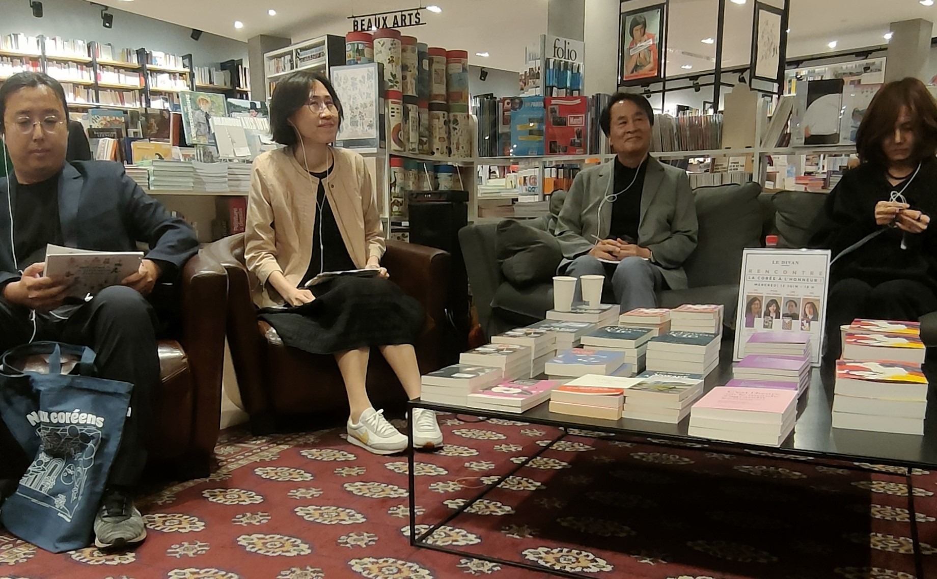 Lee Seung-U, Puyn Hye-Young, Jin Eun-young et Ma Yeong-shin lors de la soirée de lancement de la semaine de la littérature coréenne à la Librairie Le Divan. © Claire Chave