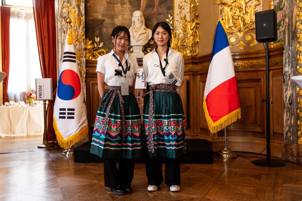 Les charmantes hôtesses portant une tenue traditionnelle coréenne revisitée. ©️ Ambassade de la République de Corée en France