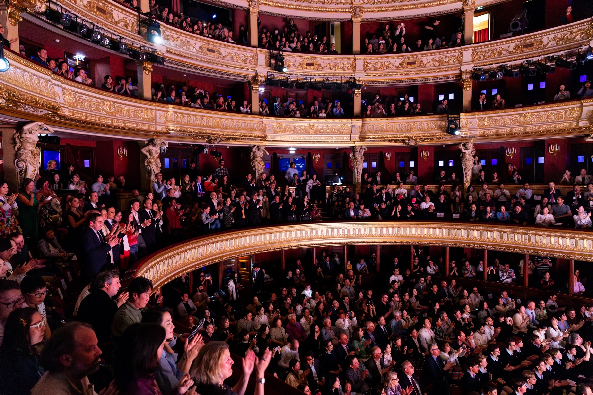 Le public enthousiaste à la fin de la représentation. ©️ Ambassade de la République de Corée en France