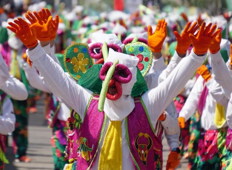 La foto muestra las Marimondas desfilando en el Carnaval de Barranquilla en Colombia. | Cuenta oficial del Carnaval de Barranquilla en Instagram 