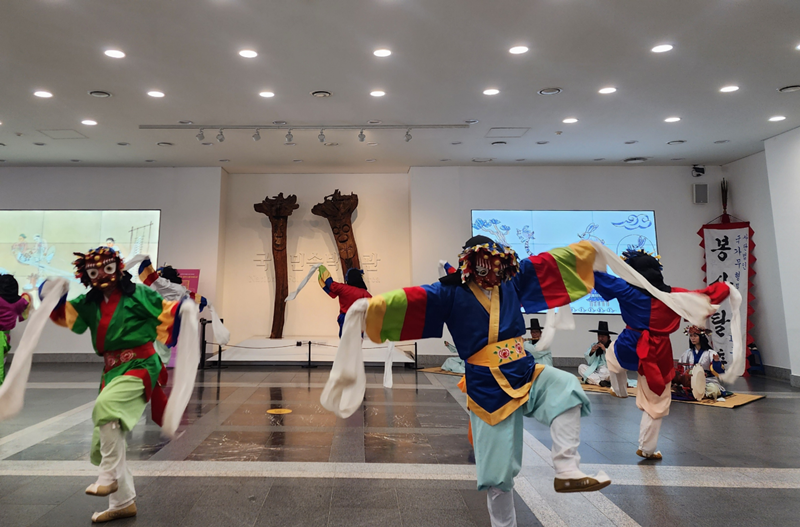 La foto muestra una de las escenas de la danza de máscaras Bongsan Talchum, que se llevó a cabo el 22 de diciembre en el primer piso del edificio principal del Museo Folclórico Nacional, para conmemorar el 'Dongji' (solsticio de invierno), el número 22 de los 24 términos solares en un año. | Angie Hong 