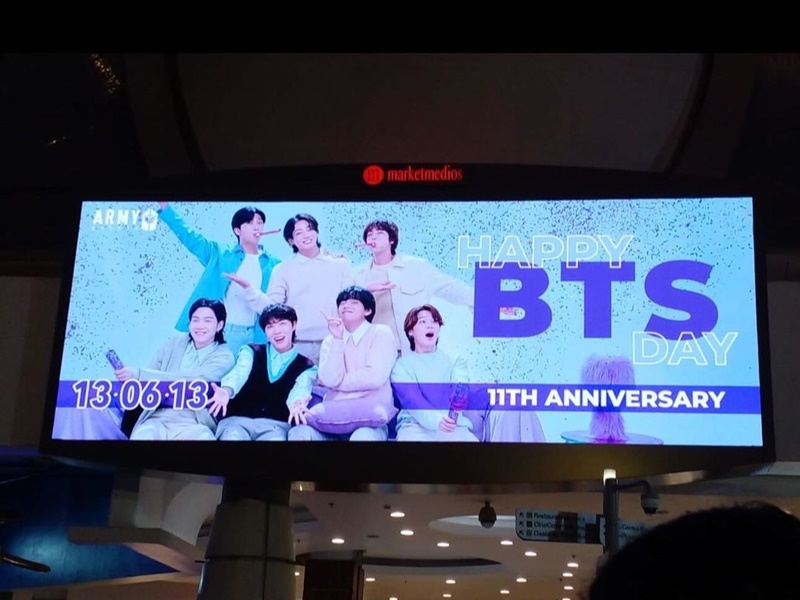 La foto muestra uno de los carteles publicitarios exhibidos en una de las pantallas gigantes de Marketmedios Comunicaciones, en Bogotá, para conmemorar el 11º aniversario del debut de BTS. | Cuenta oficial de ARMY Bogotá, Colombia en Instagram 