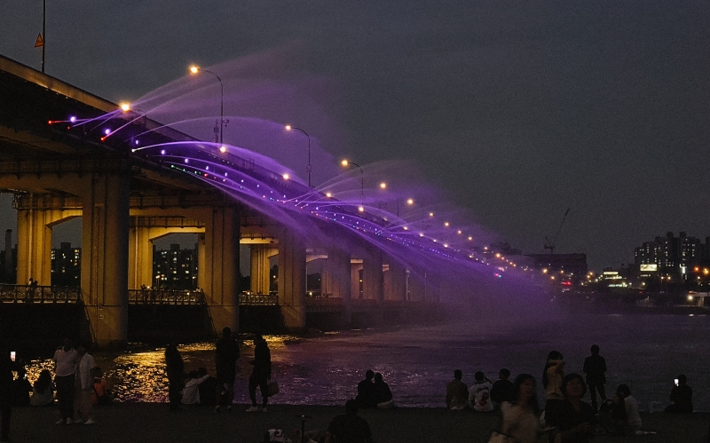 Радужный мост в Сеуле приковывает к себе внимание в темное время суток. / Фото: Анастасия Дятлова