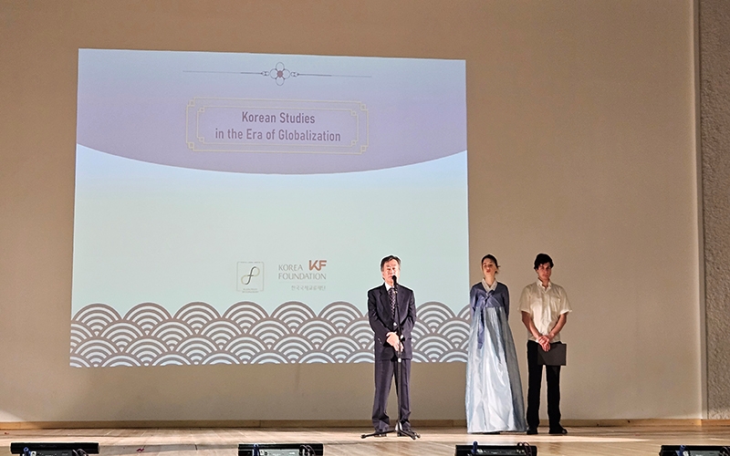 Поверенный в делах Кореи Ким Тонг Оп обращается к участникам семинара. / Фото: Свободный университет в Тбилиси
