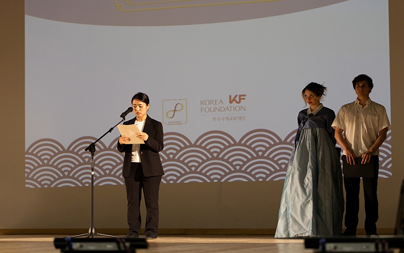 Директор Корейского фонда Ли Со Мен пожелала участникам продуктивной работы на семинаре. / Фото: Свободный университет в Тбилиси