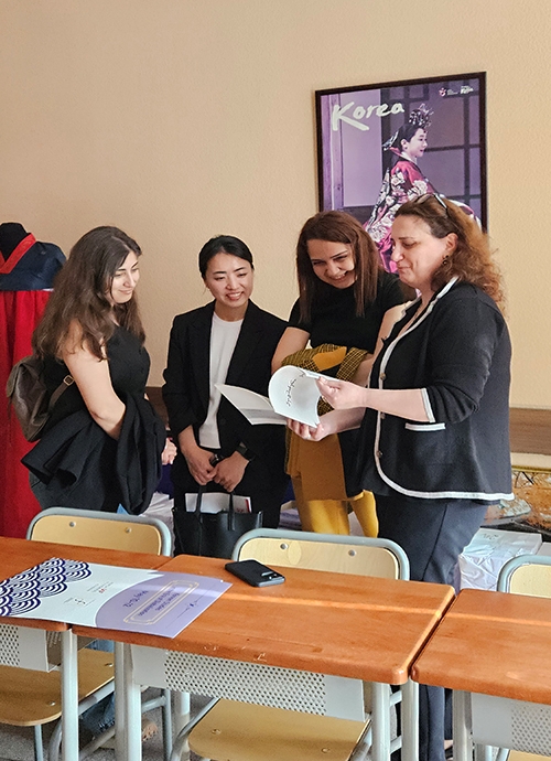 Между сессиями участники ознакомились с материалами, разработанными студентами Свободного университета Тбилиси. / Фото: Свободный университет в Тбилиси