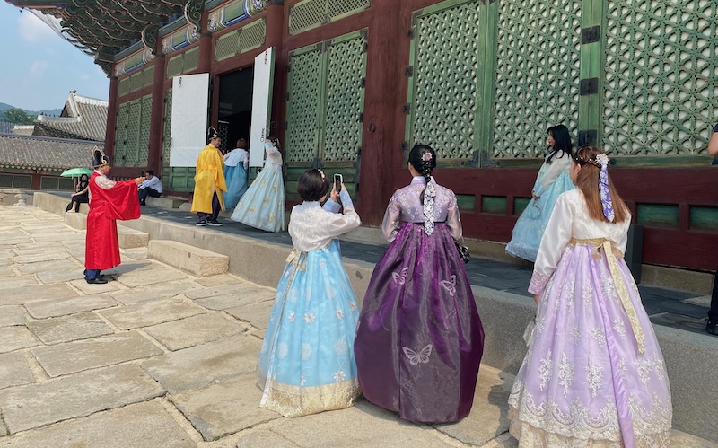 Gäste aus aller Welt im Hanbok, der koreanischen Tracht