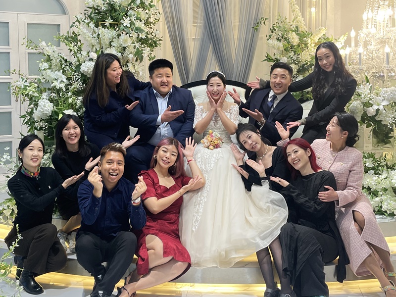 婚礼开始前，记者与朋友们来到新娘休息室与新娘合影。韩宣网名誉记者张欣蕾 摄