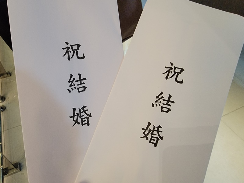 图为韩国婚礼上送礼金时使用的白色礼金袋。韩宣网名誉记者张欣蕾 摄