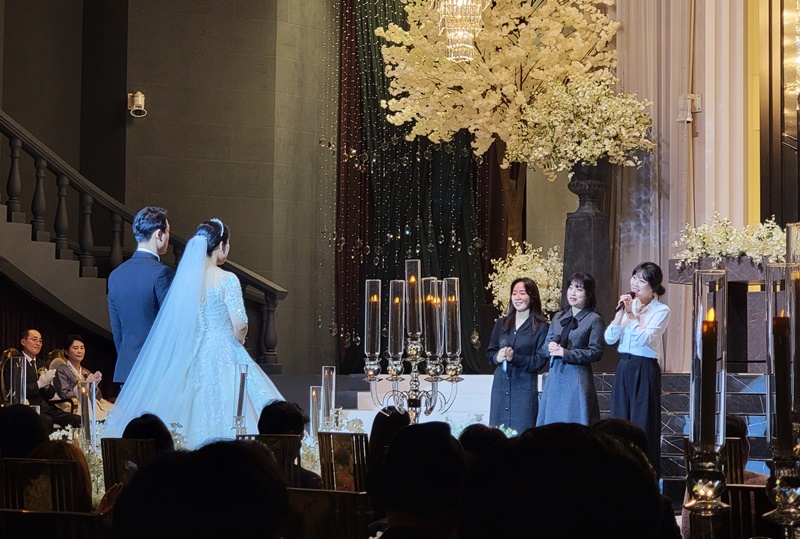 祝歌环节是韩国婚礼中很重要的一环。男方或女方会邀请自己的好朋友，上台唱歌或表演，当做是祝福并炒热气氛的一种方式。韩宣网名誉记者张欣蕾 摄