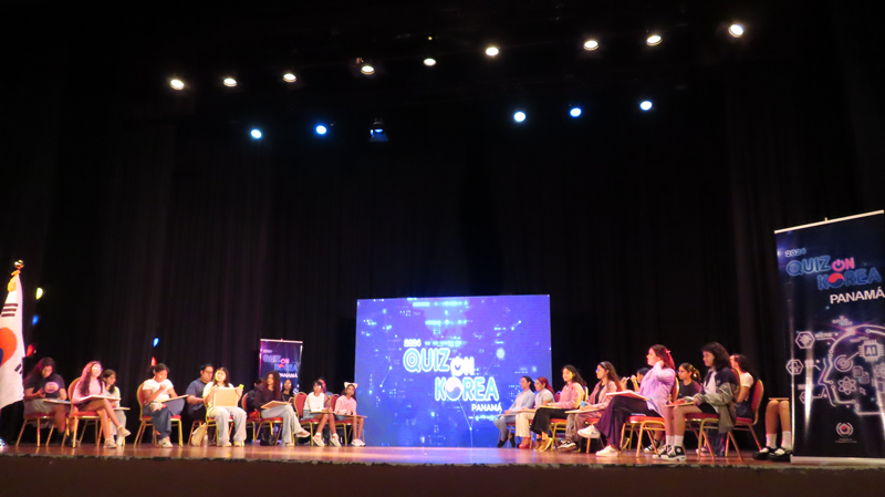 El 9 de junio, los concursantes de 'Quiz on Korea Panamá' escuchan atentos las preguntas del jurado. 