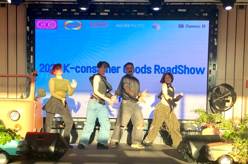 Выступление K-POP Cover Dance команды BDN на «K-Consumer Goods Roadshow 2024», проходившем 21 июня в Москве. / Фото: Юлия Весельчакова