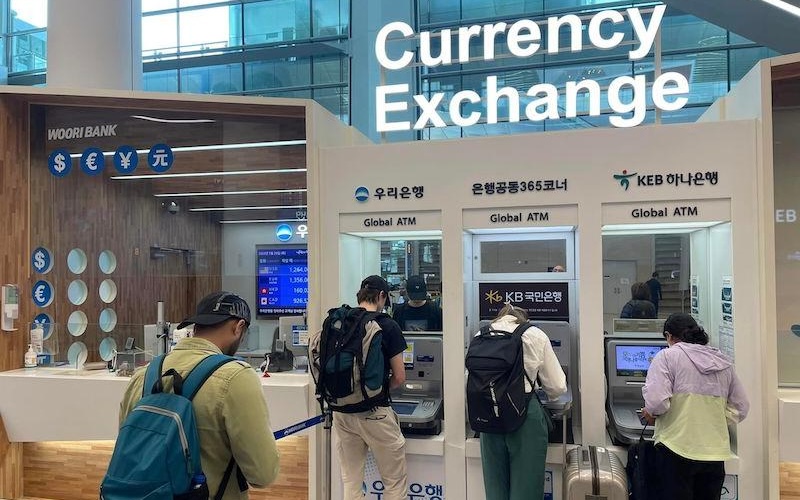 Global ATM - Geldautomat und Wechselschalter am Flughafen Incheon. ⓒ Manuel Guthmann