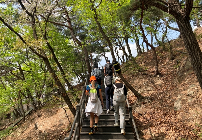 Участники первой в этом году экскурсии, проводимой Сеульским горно-туристическим центром «Пугаксан», 12 апреля поднимаются по лестнице на гору Пугаксан. / Фото: Korea.net (Шарль Одуан)
