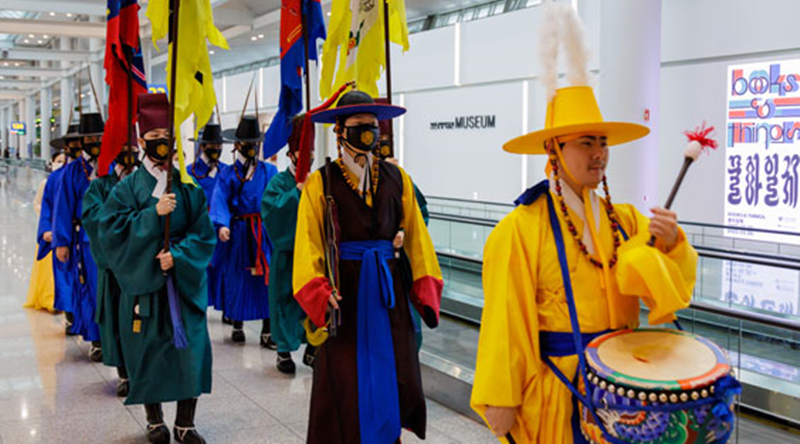 La foto muestra la Ceremonia del Cambio de Guardia Real realizada en el Aeropuerto Internacional de Incheon. | Sitio web oficial del Aeropuerto Internacional de Incheon