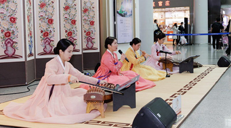 Las artistas de gugak llevan a cabo un concierto durante todo el año, en la terminal 1, cerca de la puerta 29. | Sitio web oficial del Aeropuerto Internacional de Incheon 