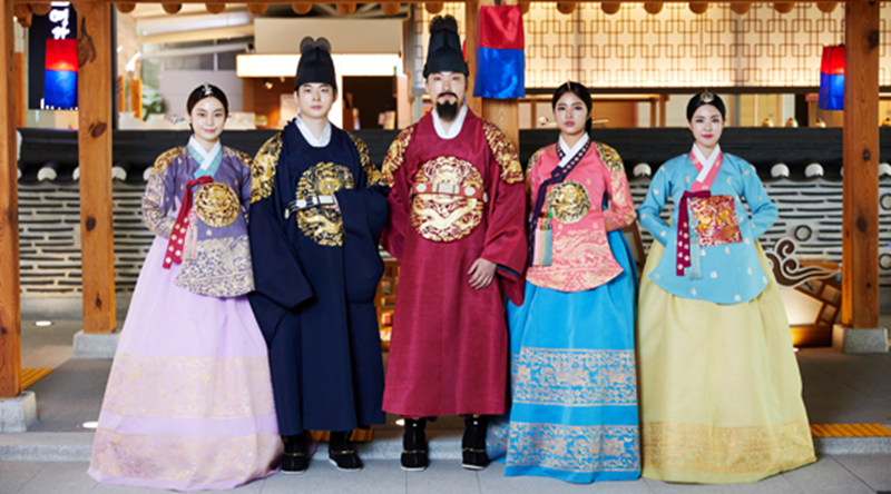 La foto muestra los anfitriones de la caminata de la familia real, vistiendo los atuendos típicos de la dinastía Joseon. | Sitio web oficial del Aeropuerto Internacional de Incheon