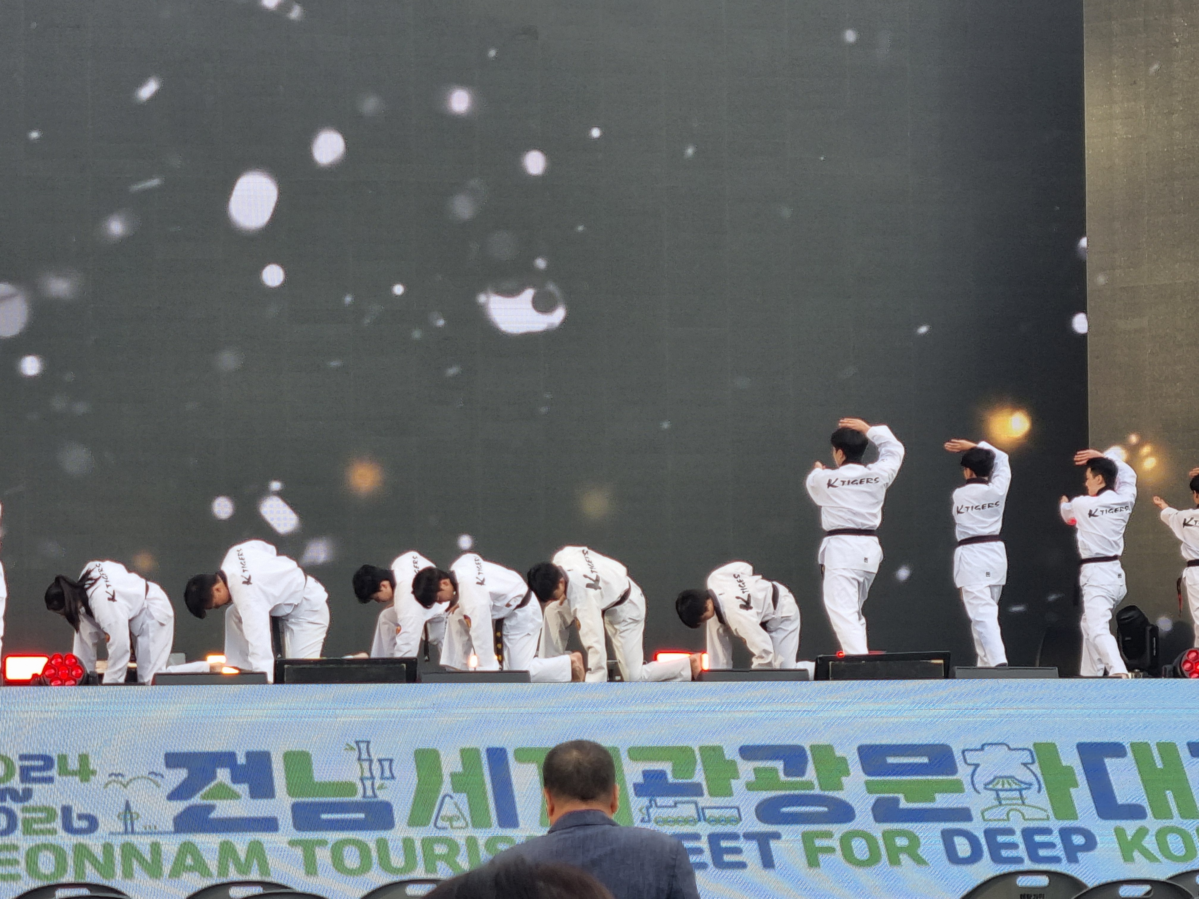 La performance des K-Tigers. © Caroline Brami