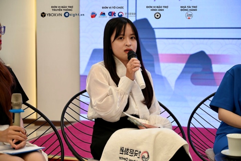Diễn giả Nguyễn Hà Linh. (Ảnh: DAV Korean Club - CLB Ngôn ngữ và Văn hóa Hàn Quốc Học viện Ngoại Giao)