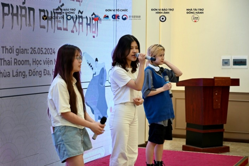 Tiết mục “Polaroid Love”. (Ảnh: DAV Korean Club - CLB Ngôn ngữ và Văn hóa Hàn Quốc Học viện Ngoại Giao)