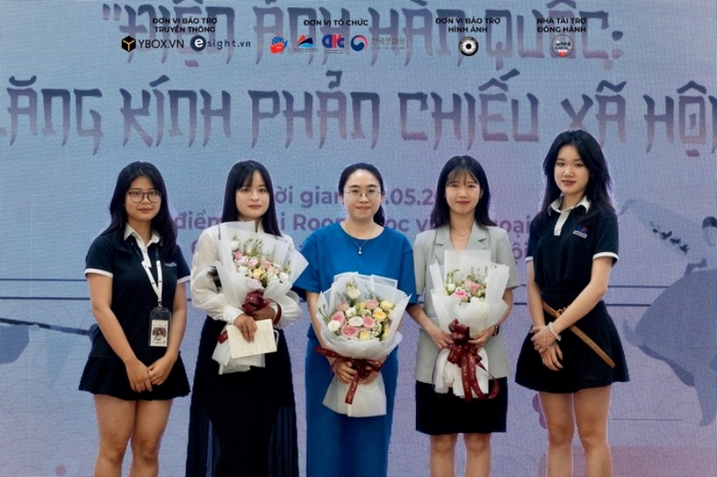 Ban tổ chức trao hoa và chụp ảnh lưu niệm cùng các diễn giả. (Ảnh: DAV Korean Club - CLB Ngôn ngữ và Văn hóa Hàn Quốc Học viện Ngoại Giao)