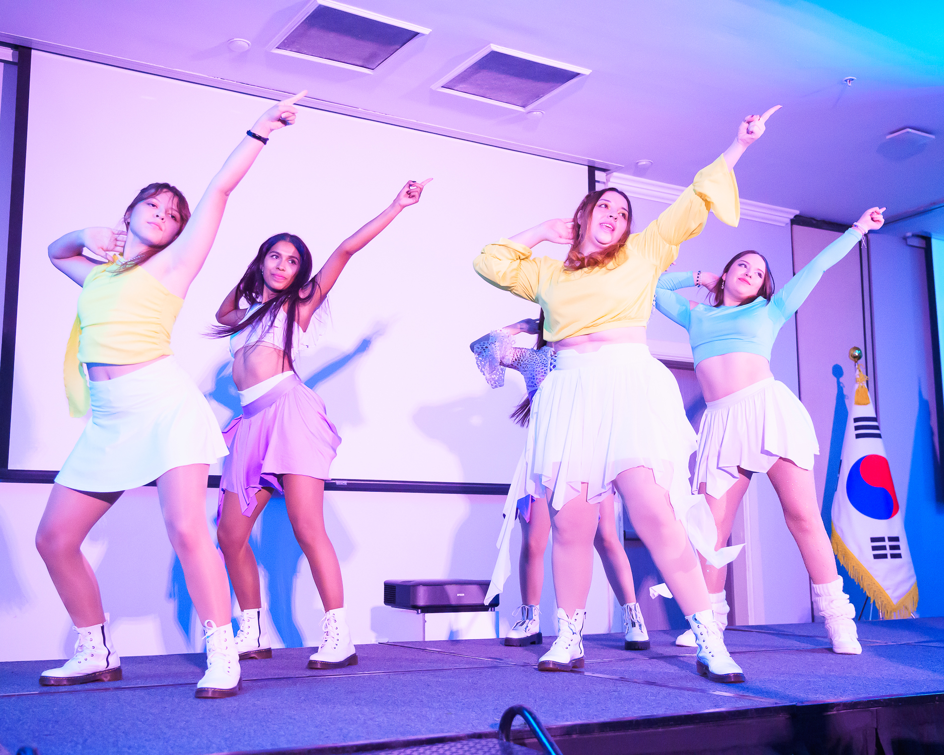 Un grupo de bailarinas presentan un cover dance de K-pop durante el seminario 'La Corea actual, más allá de los libros'.