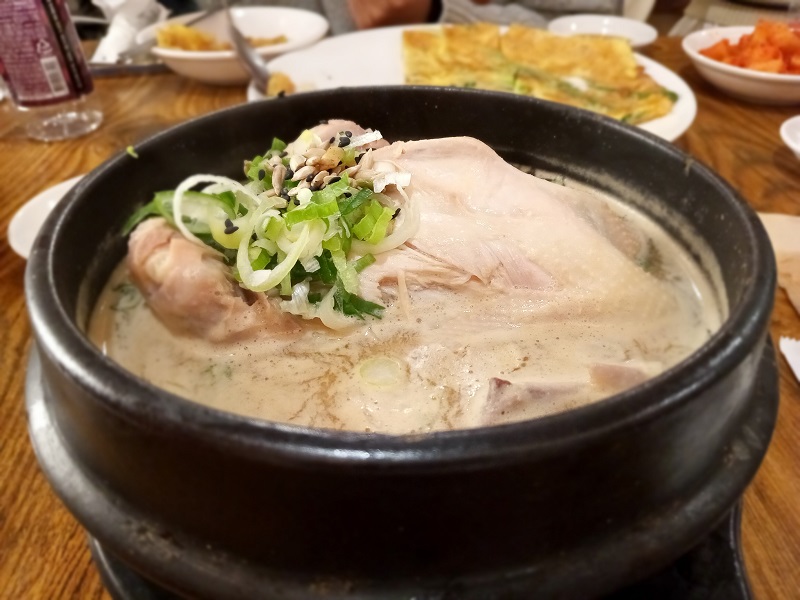 Samgyetang (gà hầm sâm) là món ăn không thể thiếu trong mùa hè đối với người Hàn. (Ảnh: Lưu Thị Thu Loan)