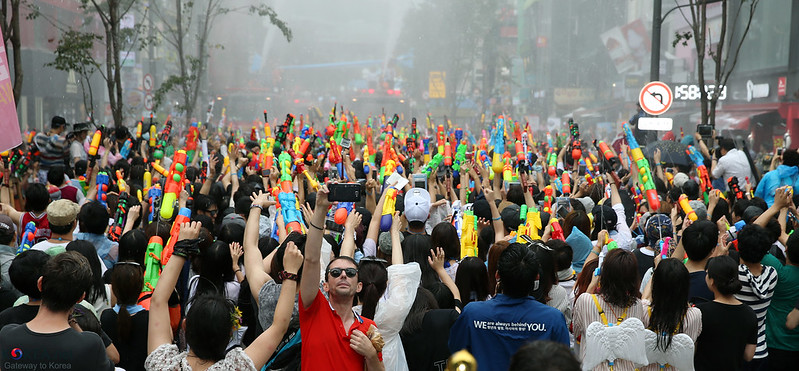 Bên cạnh đó, người Hàn còn xua tan cái nóng thông qua Lễ hội súng nước Water Gun. (Ảnh: Jeon Han / Korea.net)