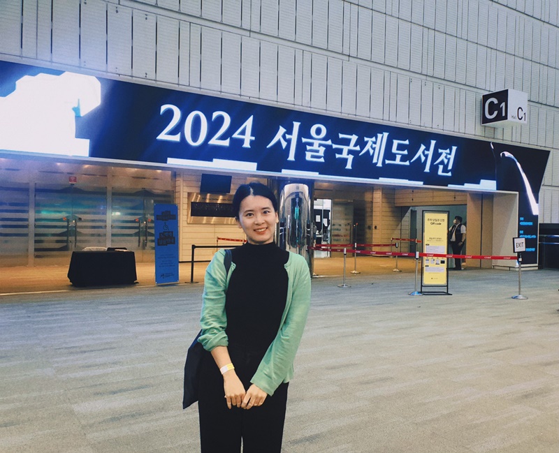 笔者在2024首尔国际图书展现场拍照留念。韩宣网名誉记者杨慧妍 摄