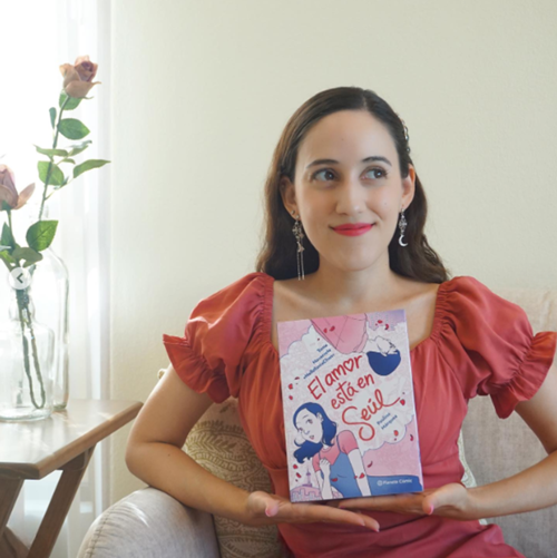 La mexicana Tania Navarrete sostiene su libro 'El amor está en Seúl'. | Cuenta oficial de HelloTaniaChan en Instagram 