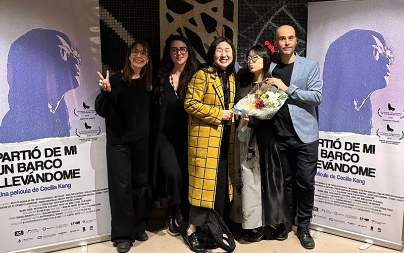 El 4 de julio, la directora Cecilia Kang (centro) y la actriz Melanie Chong (segunda desde la derecha), se toman una foto conmemorativa durante el estreno de la película 'Partió de mí un barco llevándome', en el cine Leopoldo Lugones del Teatro San Martín de Buenos Aires, Argentina. 